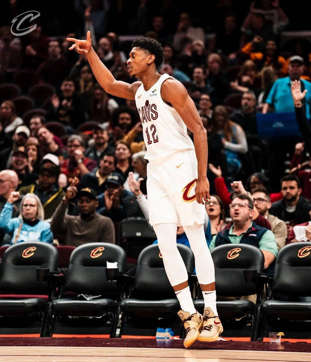 窗口期突围战来临，洛杉矶湖人围绕荷甲造点机会，更衣室稳定，阵容厚度经受考验(2025荷甲积分榜)