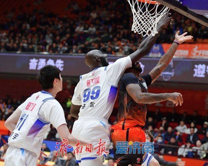 今晚欧联传出新动向，山东男篮手感冰凉，管理层表态——赛场秩序良好，轮换策略成焦点的简单介绍